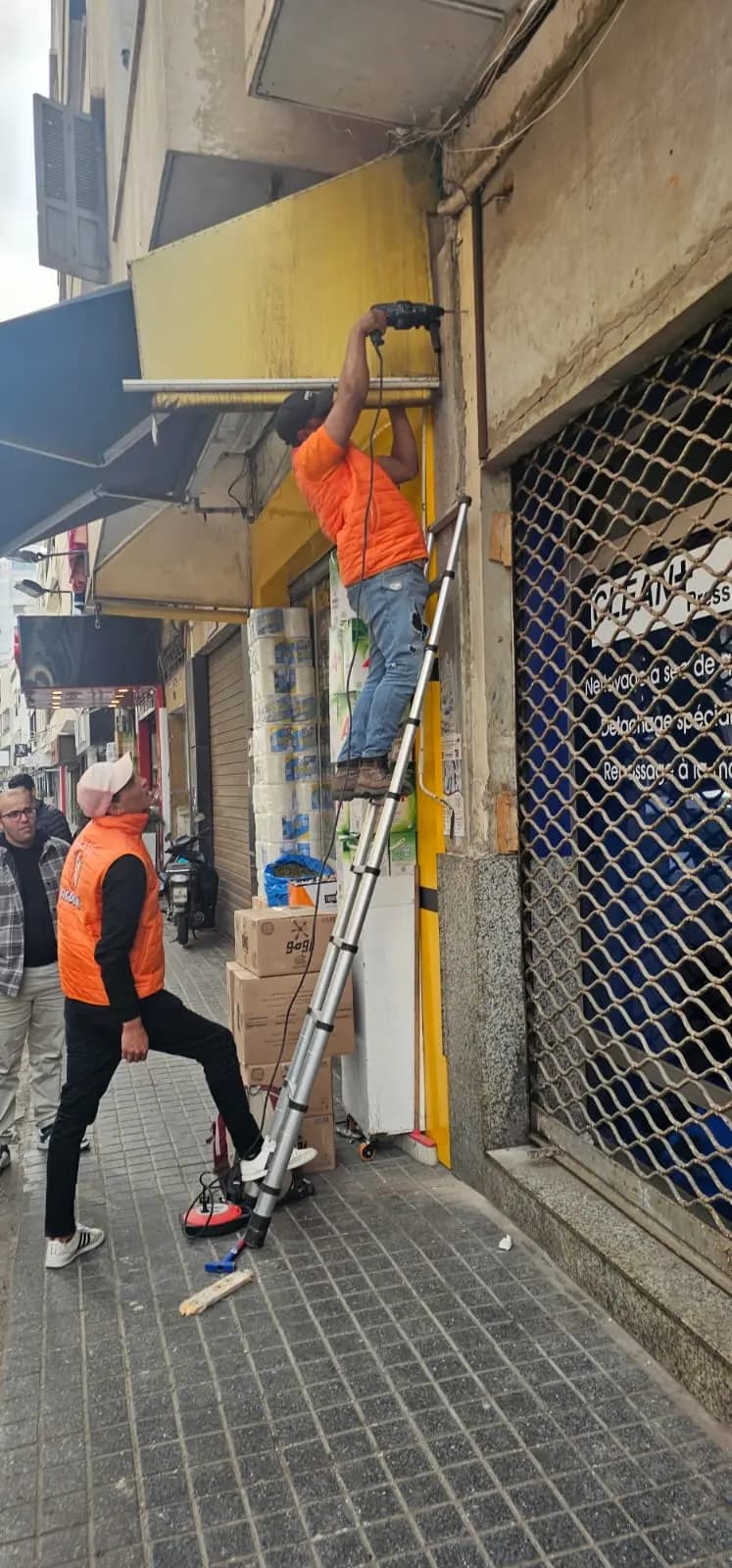 La Cigogne branded visibility installation